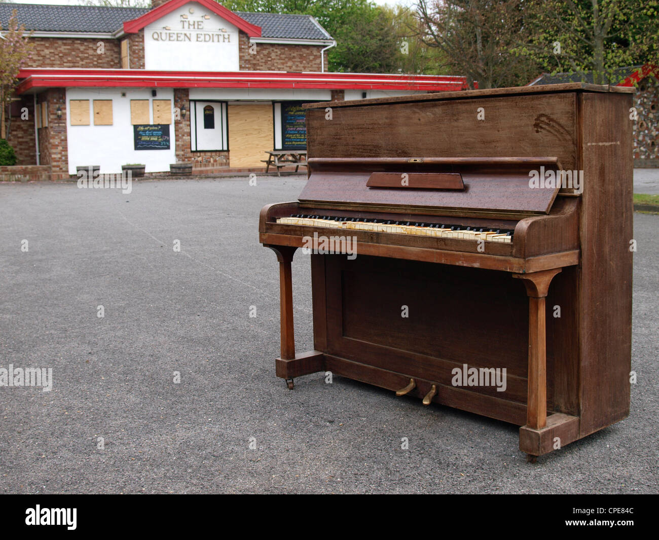 Pub piano hi-res stock photography and images - Alamy