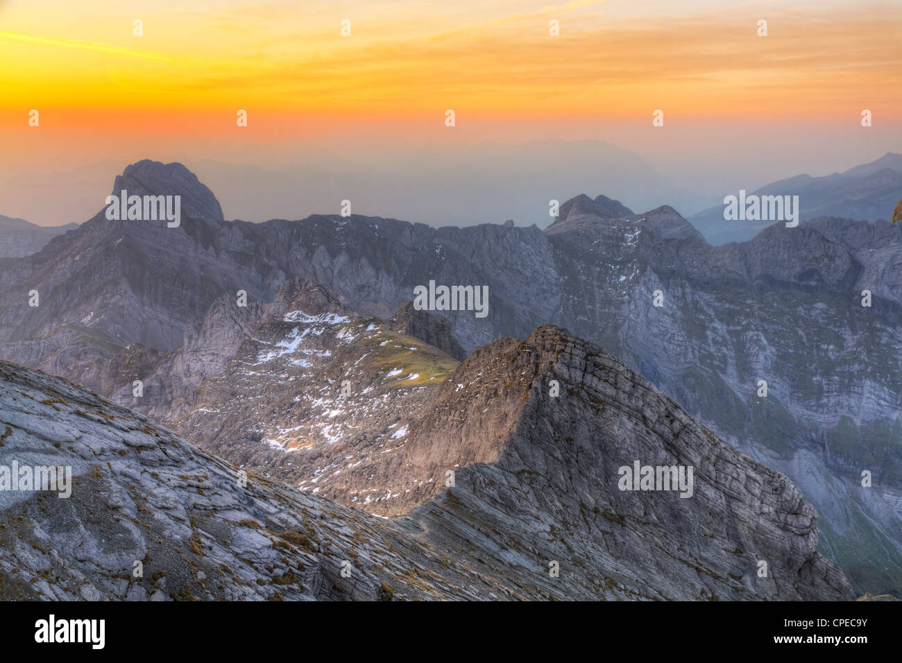 Sunset sharp top mountain peaks hi-res stock photography and images - Alamy