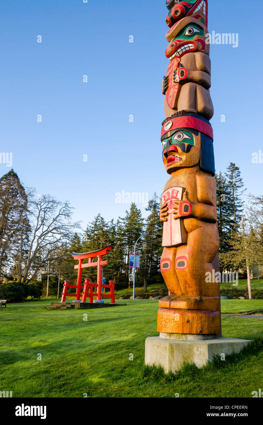 Totem pole and Japanese Torii Gate, Sequoia Park, Campbell River, Vancouver Island, British Columbia, Canada Stock Photo