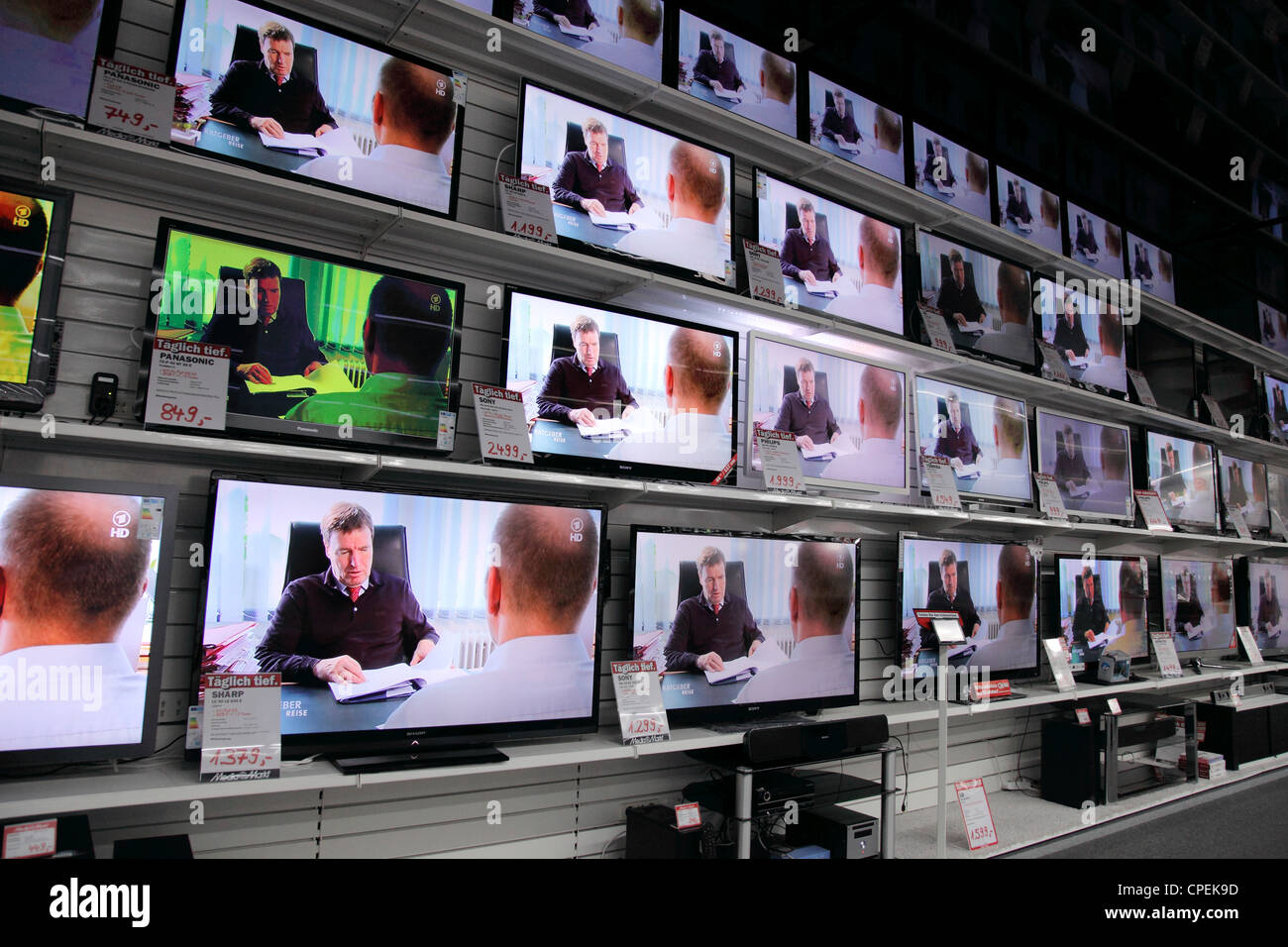 flat screen tv's in a store Stock Photo Alamy