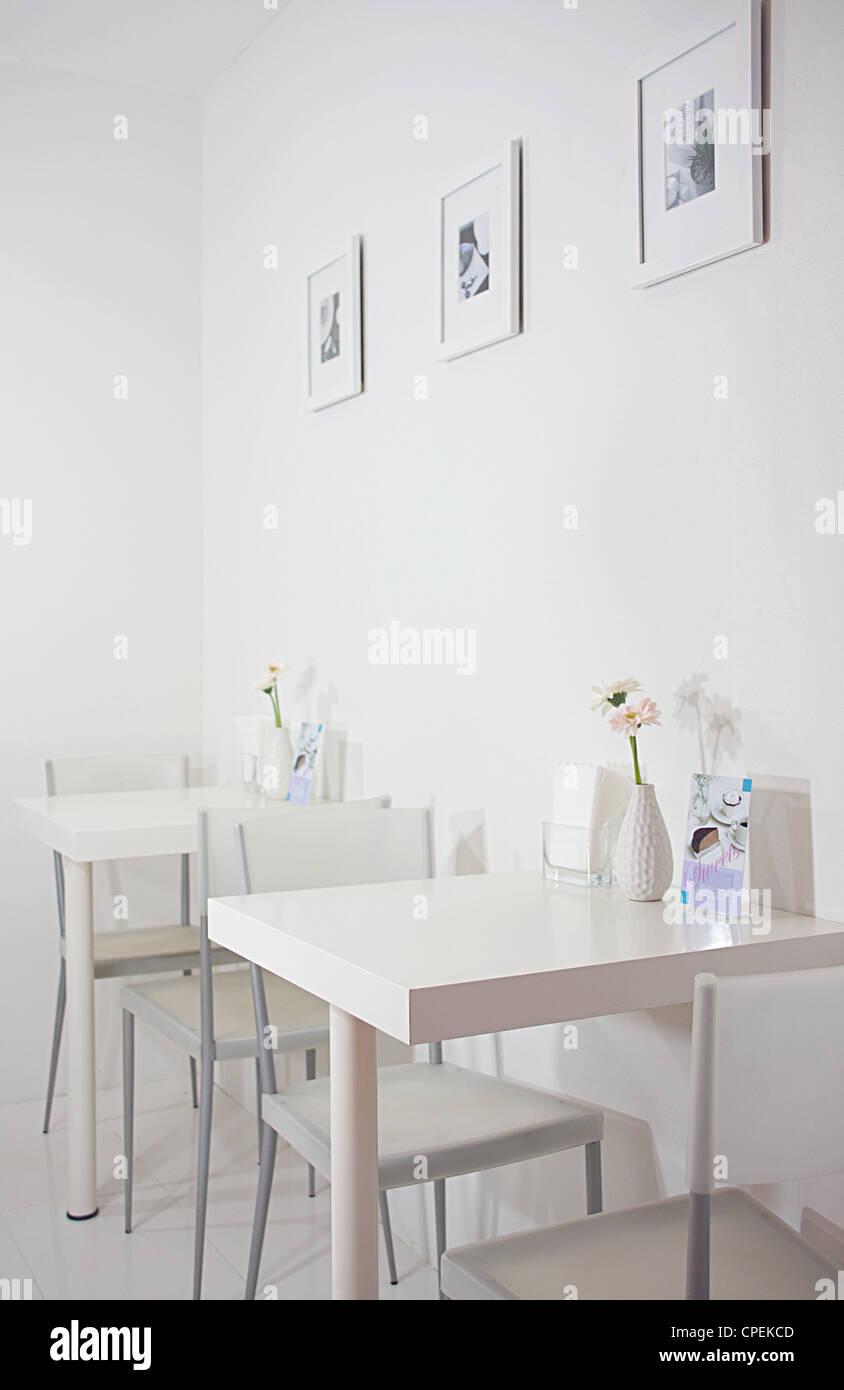 Modern White Dining Tables Stock Photo - Alamy