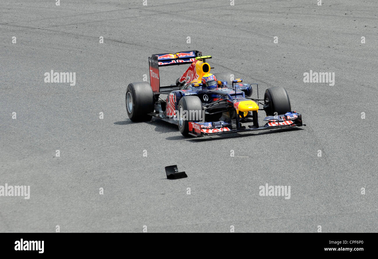 Mark Webber (AUS) im Red Bull Racing RB8 avoids the lost piece of another car during the Formula 1 Grand Prix of Spain 2012 Stock Photo