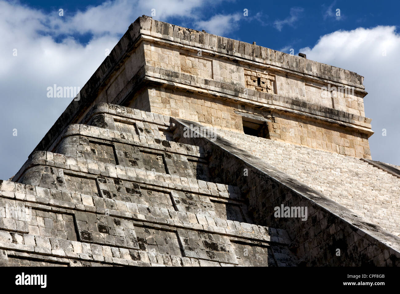 Detail of the top of the landmark Kukulkan pyramid at the Mayan city of Chichen Itza, Yucatan, Mexico. Stock Photo