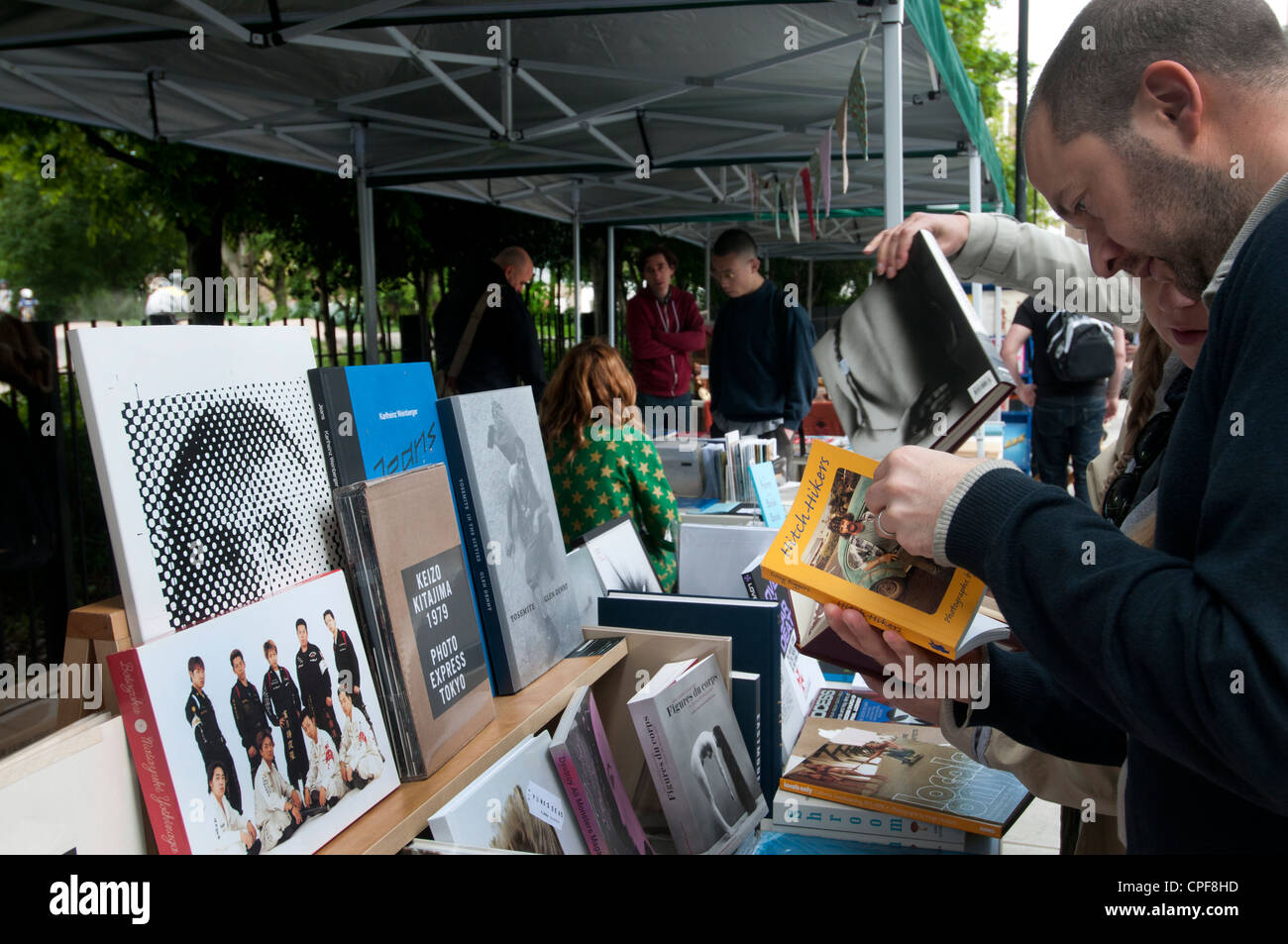 Goldsmith Row Hackney. Sunday morning book market. Customers browse through art books Stock Photo