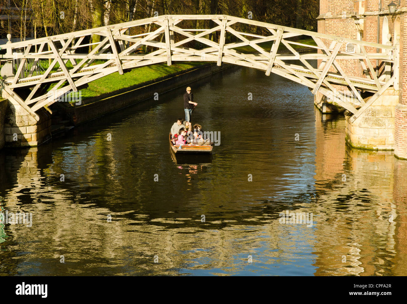 Punt on the River Cam passing under the Mathematical Bridge at Queens College Cambridge Stock Photo