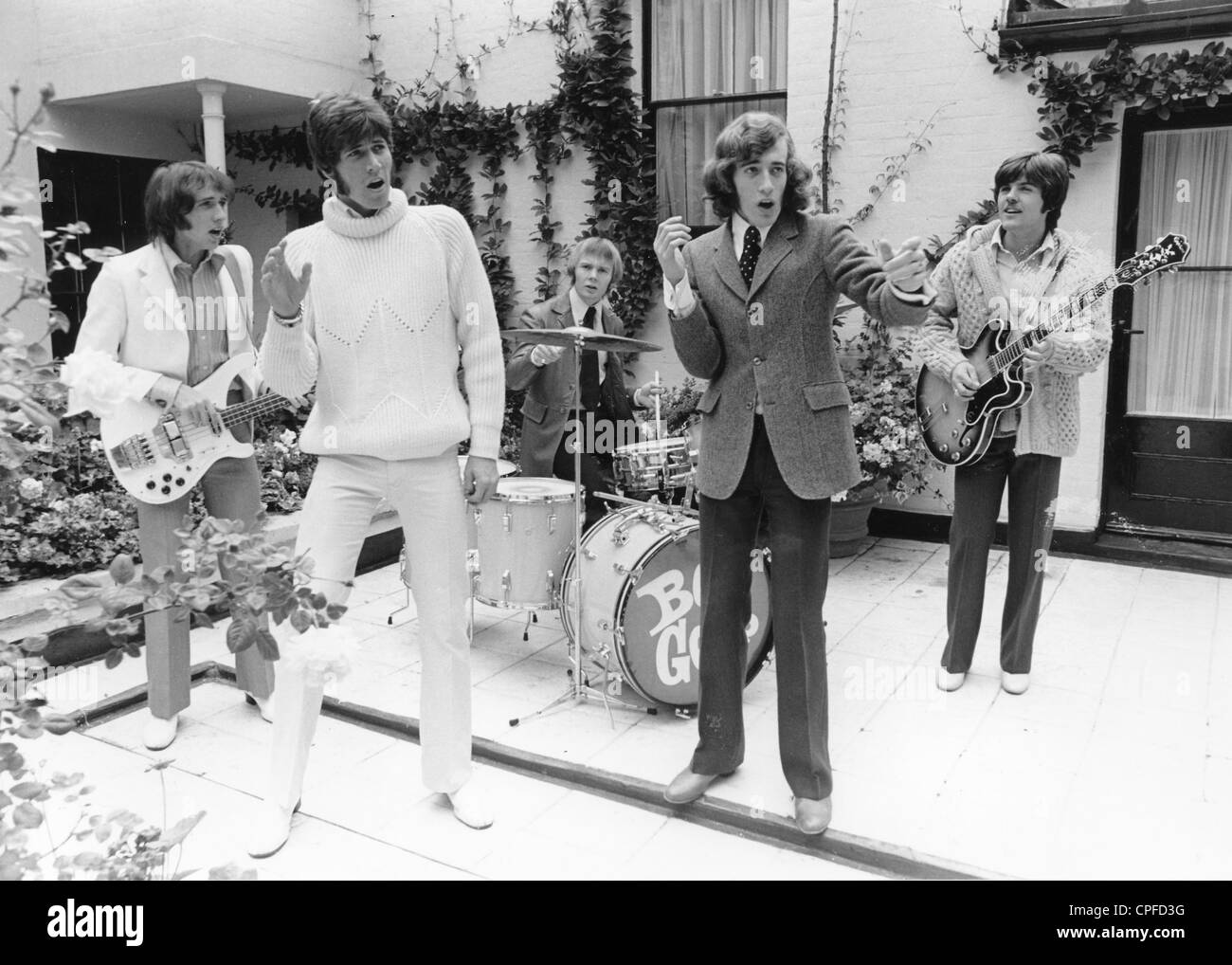 BEE GEES in May 1968 from left: Maurice Gibb, Barry Gibb, Colin Peterson, Robin Gibb, Vince Melouney. Photo Tony Gale Stock Photo