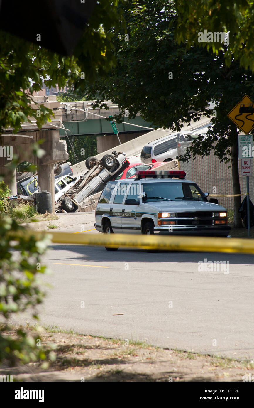 cars and rubble after the 35W bridge collapse Stock Photo