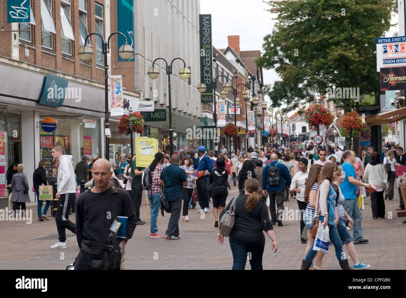 retail price index highstreet uk high street shoppers shopper shop shops sale sales economy service sector retail retailers nort Stock Photo