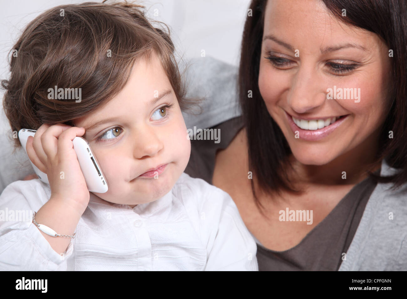 Мамы с телефонами без регистрации. Мама с телефоном. Фото с маминого телефона. Картинки на телефон мама с детьми. Ребенок играющий и мама с телефоном.