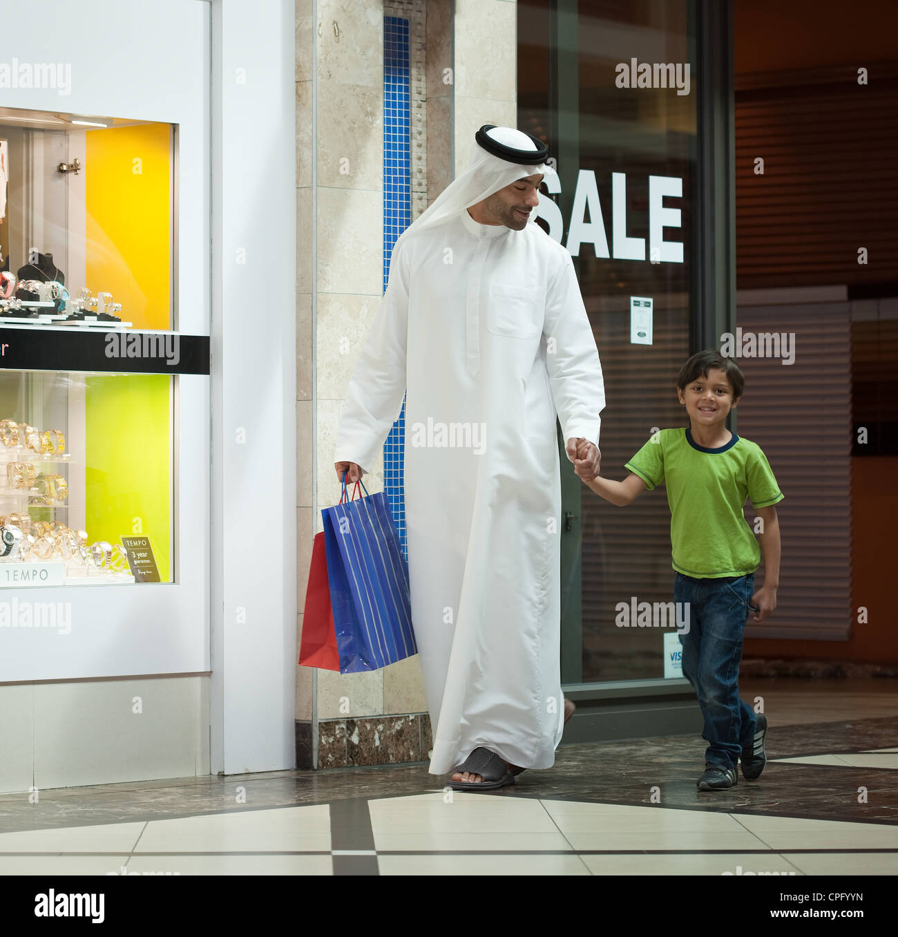 Shopping mall dubai people walking hi-res stock photography and images ...