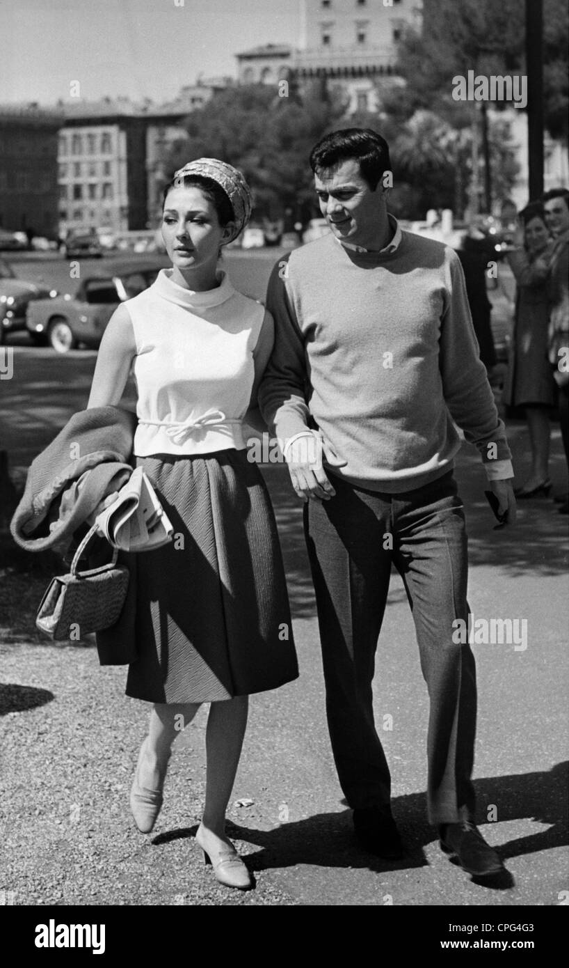 Kaufmann, Christine, *11.1.1945, German actress, full length, with her husband Tony Curtis, circa 1965, Stock Photo