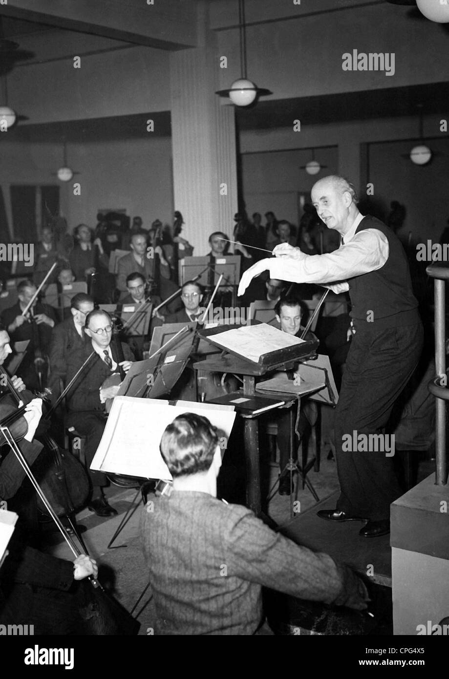Furtwaengler, Wilhelm, 25.1.1886 - 30.11.1954, German musician (conductor, composer), during the rehearsal with the members of the Berlin philharmonic orchestra, London, 1948, Stock Photo