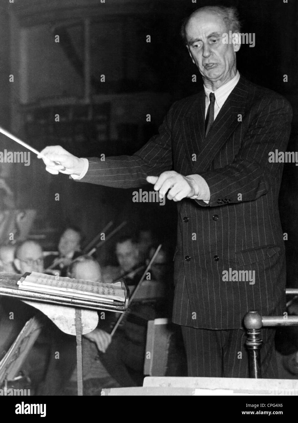 Furtwaengler, Wilhelm, 25.1.1886 - 30.11.1954, German musician (conductor, composer), half length, conducting, 1950s, Stock Photo