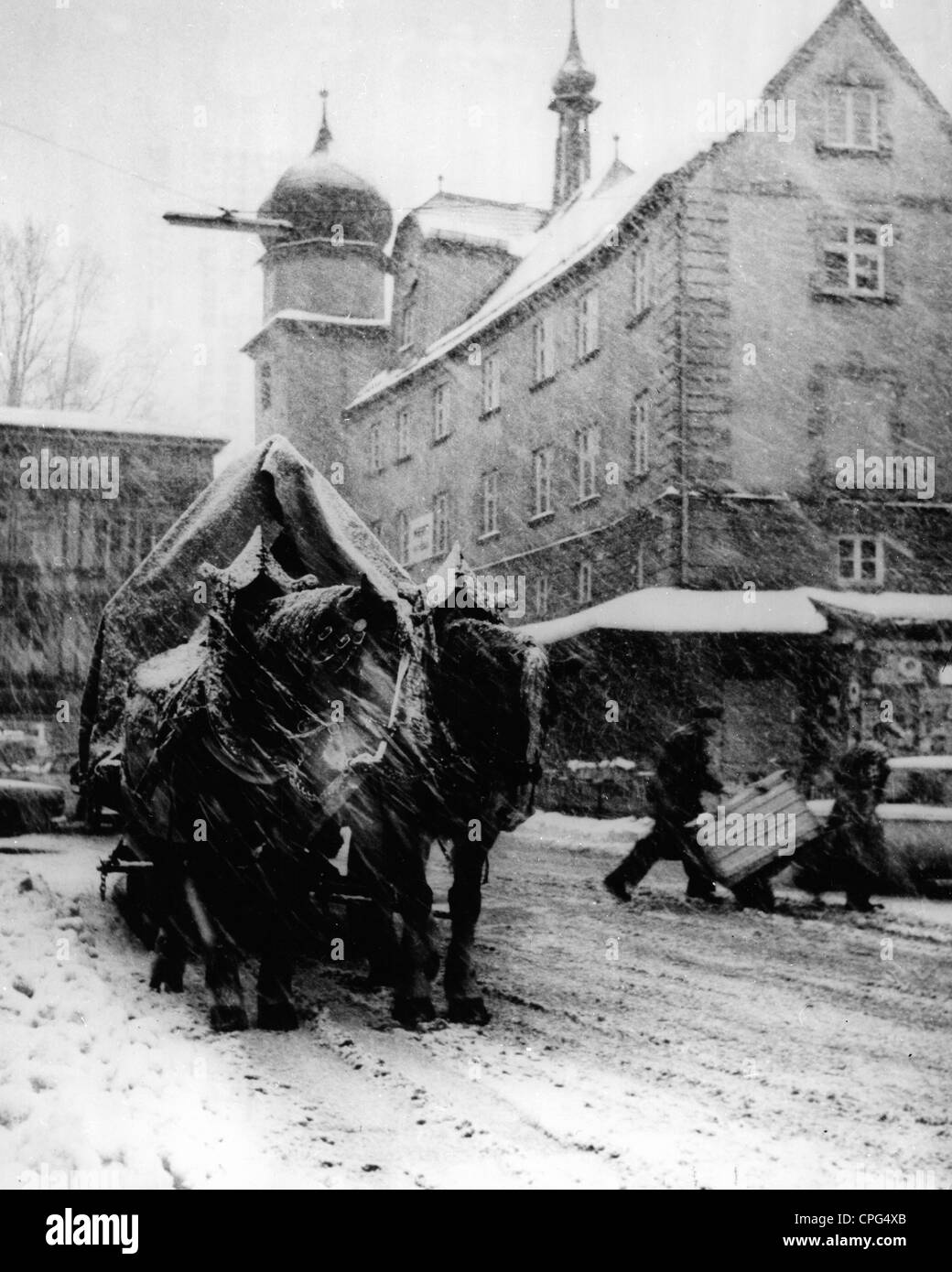 geography / travel, Germany, Munich, gastronomy, brewery horse cart on snowy street, 1950s, 50s, 20th century, historic, historical, snow, winter, wintertime, wintertide, beer, beers, horse, horses, coach, carriage, coaches, carriages, beer reefer, snow, snowing, snow covered, snowcapped, snow-clad, lane, lanes, pack animal, pack animals, street scene, driving snow, people, Additional-Rights-Clearences-Not Available Stock Photo