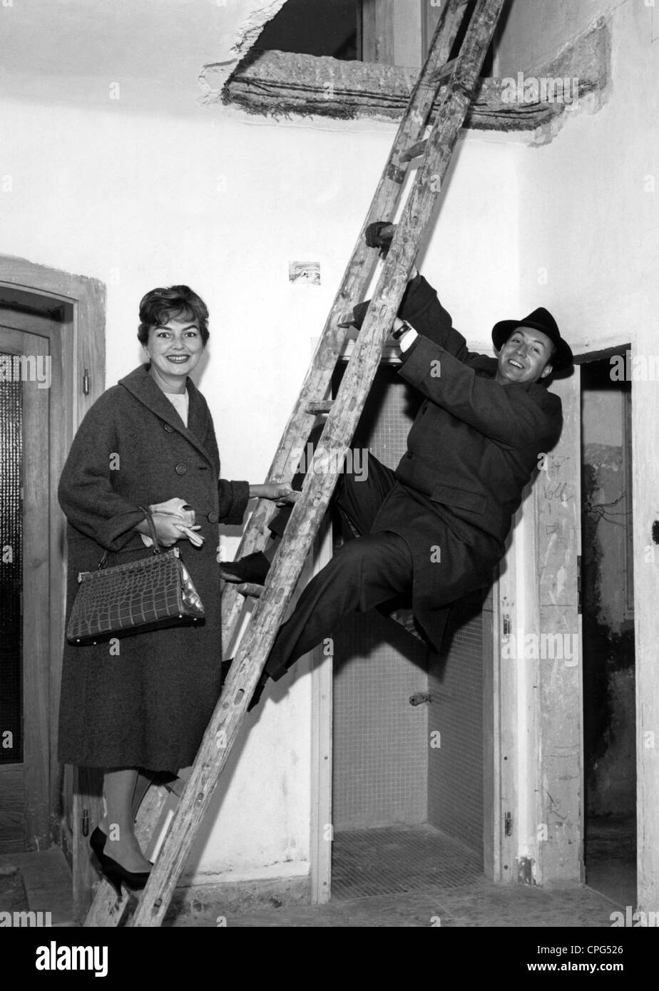 Alexander, Peter, 30.6.1926 - 12.2.2011, Austrian musician / artist, singer and actor, with his wife Hilde, visiting, shabby house, full length, 1950s, , Stock Photo