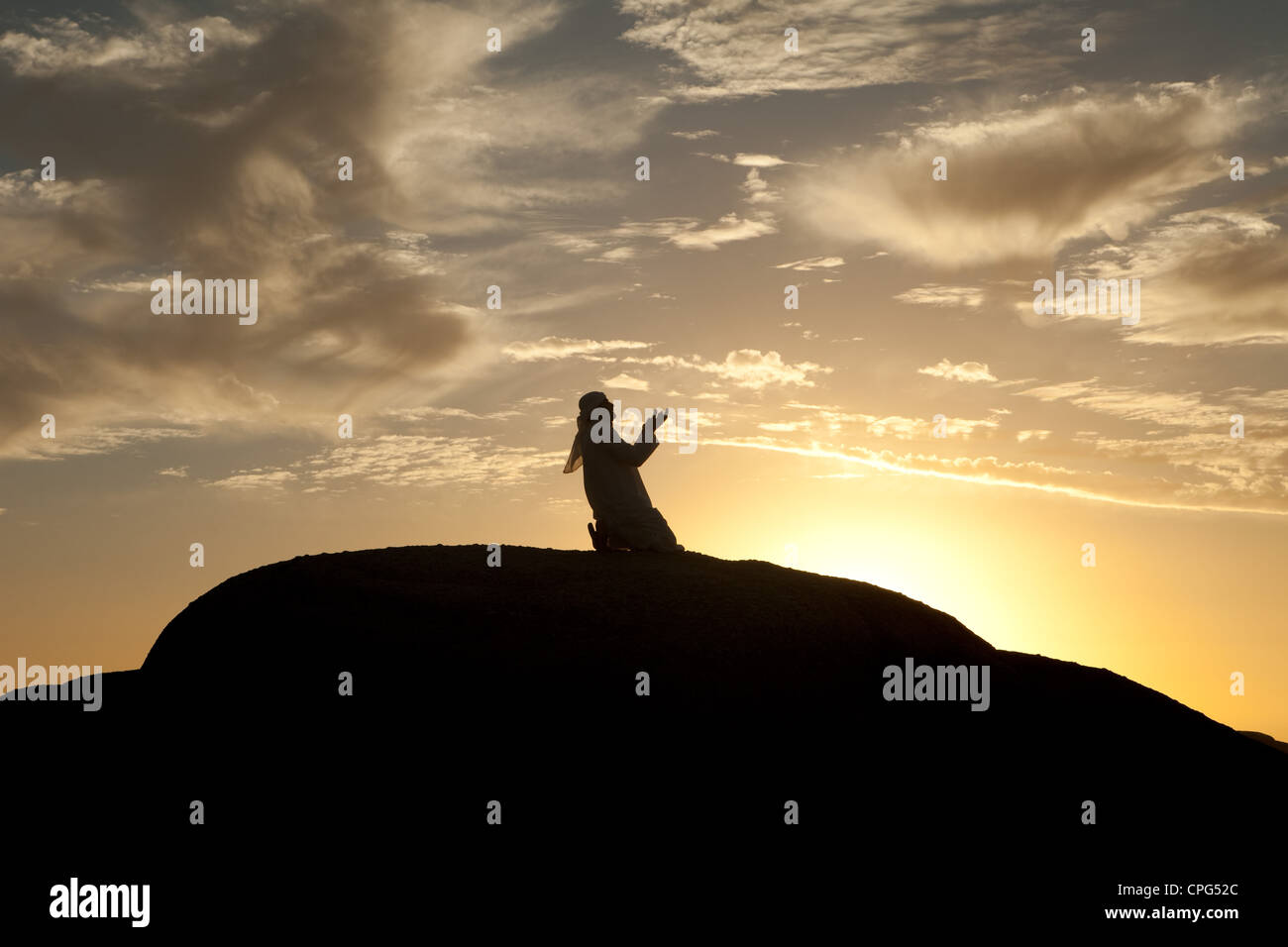 Man kneeling silhouette hi-res stock photography and images - Alamy