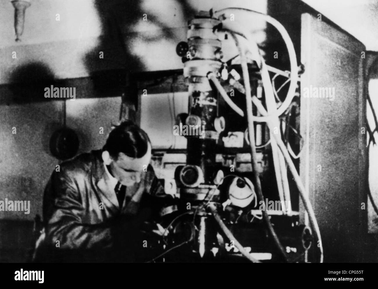 Ruska, Ernst, 25.12.1906 - 27.5.1988, German engineer, half length, working at electron microscope, 1944, Stock Photo
