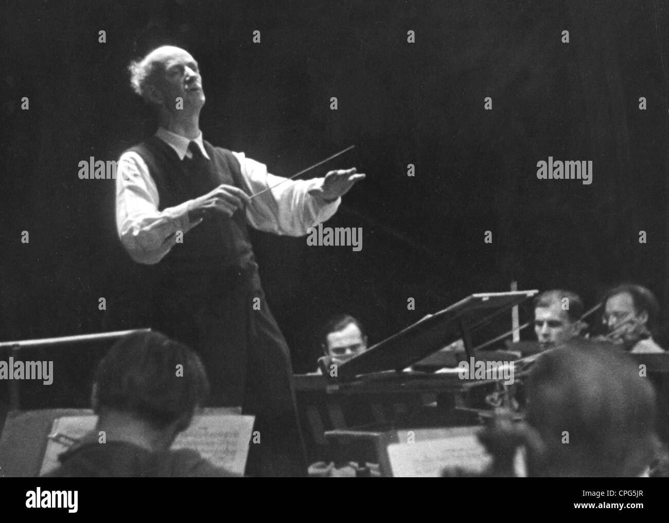 Furtwaengler, Wilhelm, 25.1.1886 - 30.11.1954, German musician (conductor, composer), director of the Berlin philharmonic orchestra since 1952, half length, conducting, Berlin, Germany, Stock Photo
