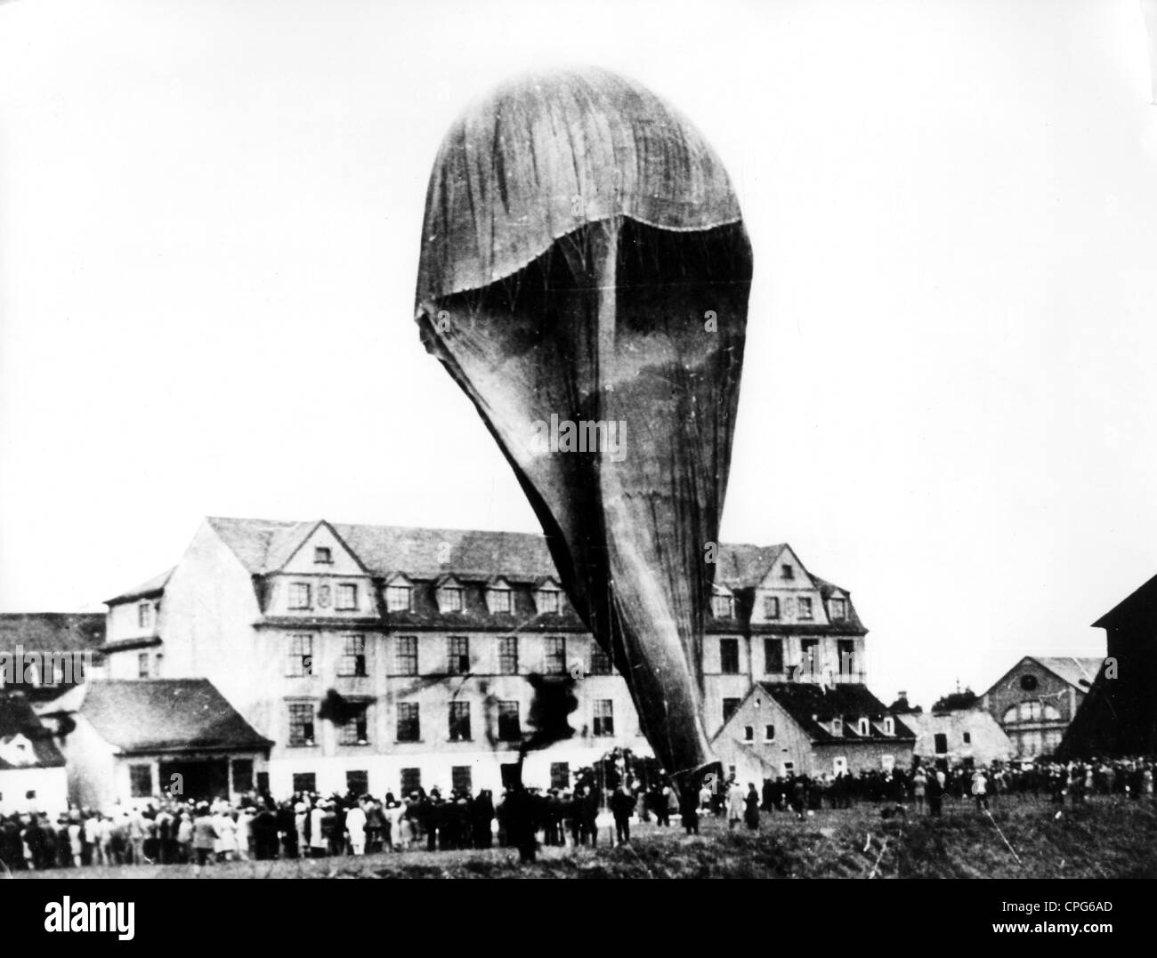 Piccard, Auguste, 28.1.1884 - 25.3.1962, Swiss scientist (physicist), 1st balloon flight to stratosphere, during the start, Augsburg, 26.5.1931, Stock Photo