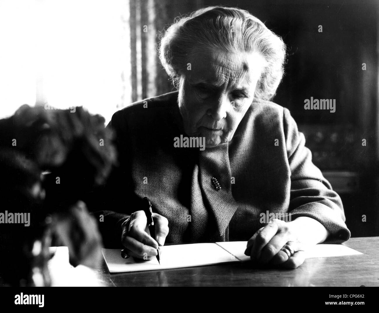 Seidel, Ina, 15.9.1885 - 2.10.1974, German author / writer, half length, writing, circa 1965, Stock Photo