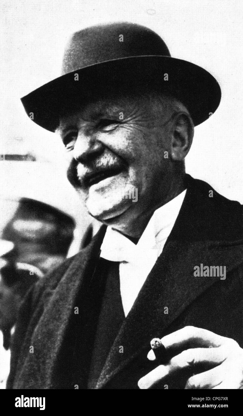 Spranger, Eduard, 27.6.1882 - 17.9.1963, German philosopher, portrait, smoking cigar, 1950s, Stock Photo