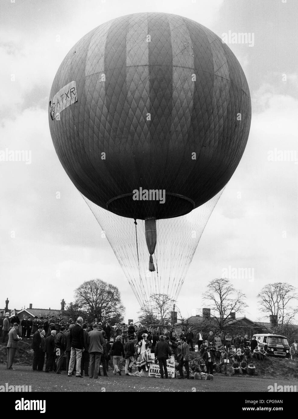 transport / transportation, aviation, hot-air balloon shortly before liftoff, Farnborough, 8.5.1969, Additional-Rights-Clearences-Not Available Stock Photo