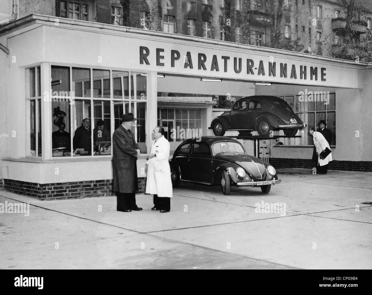 transport / transportation, car, car repair shop, receiving department of Volkswagen, Berlin, Germany, 1950s, , Additional-Rights-Clearences-Not Available Stock Photo