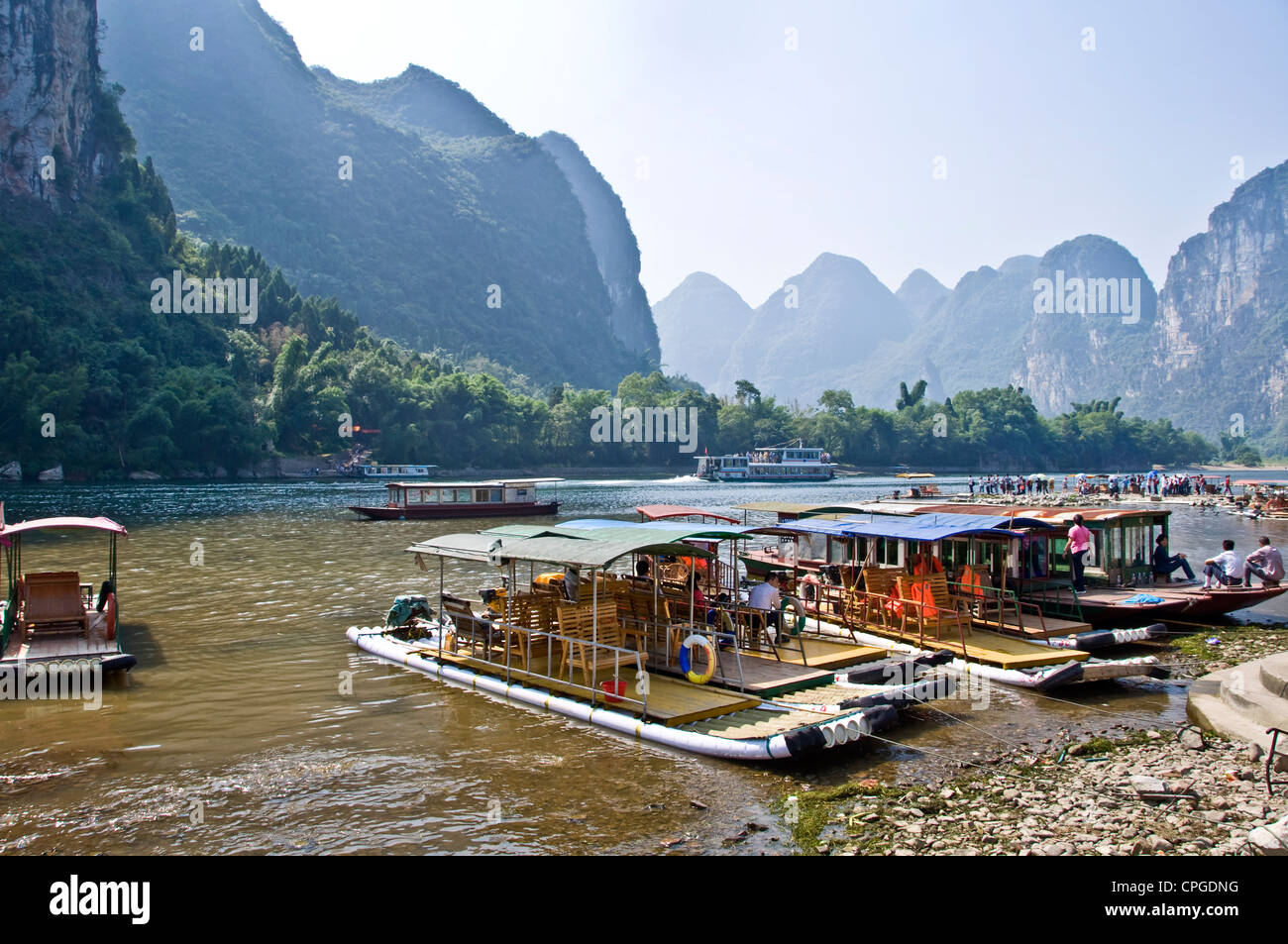 Li river between Guilin and  Yangshuo, Guangxi province - China Stock Photo