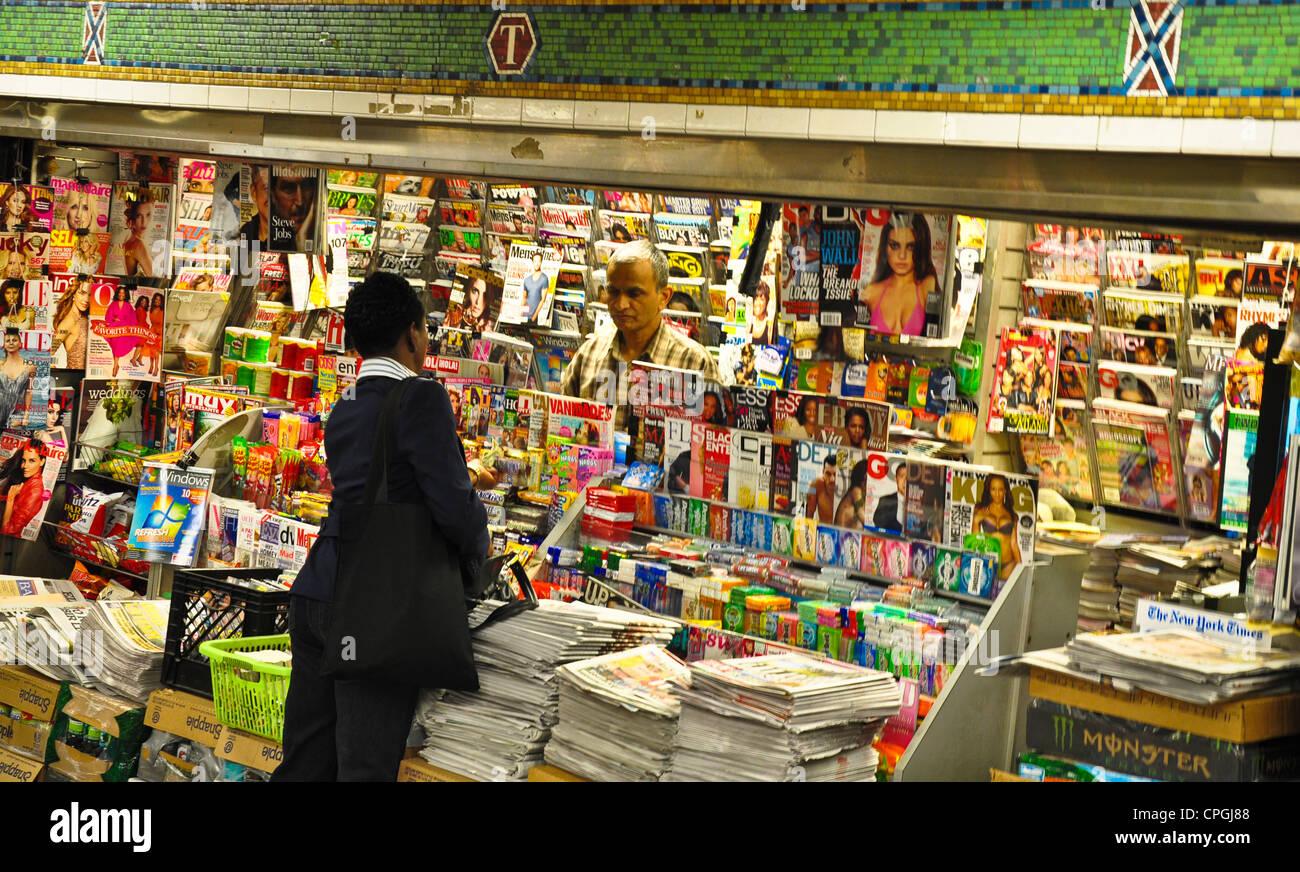 NYC, Manhattan newsstand, magazine & newspaper kiosk stand Stock Photo