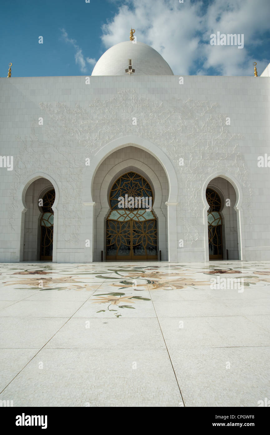 Door entrance of Sheikh Zayed Mosque, UAE Stock Photo Alamy