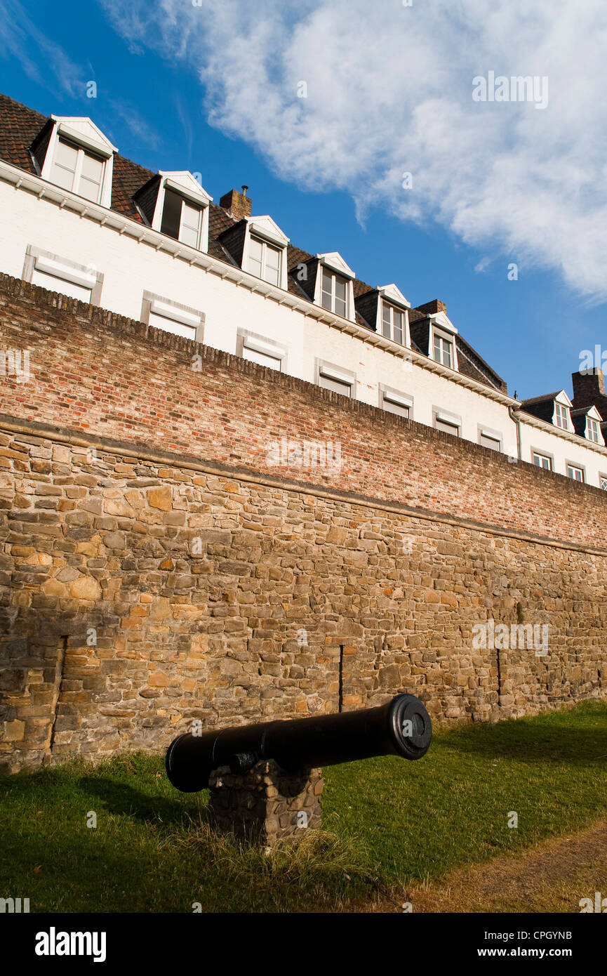 Cannon, 'Eerste Middeleeuwse Omwalling' (First Medieval City Wall), year 1229, Maastricht, Limburg, The Netherlands, Europe. Stock Photo