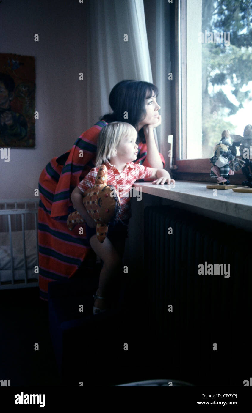 Schuermann, Petra, 15.9.1935 - 13.1.2010, German actress, TV presenter, half length, with her daughter Alexandra at the window, 1970s, Stock Photo