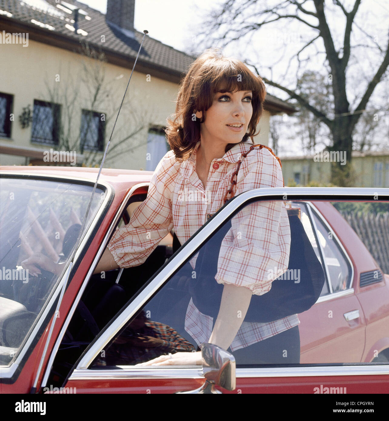 Schuermann, Petra, 15.9.1935 - 13.1.2010, German actress, TV presenter, half length, in front of her house, at her car, 1970s, Stock Photo