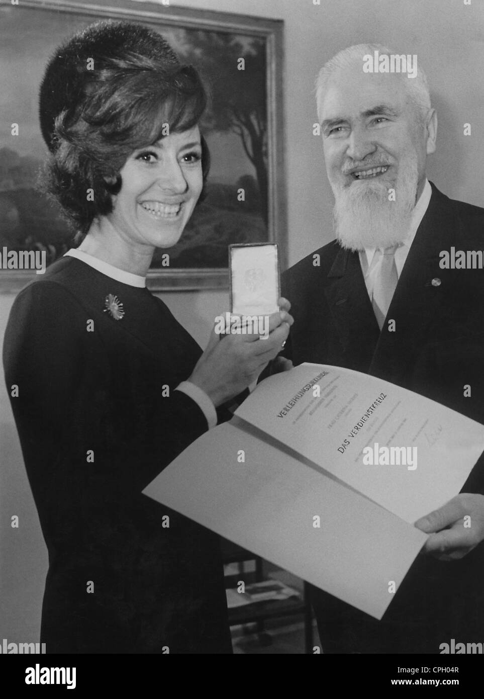 Valente, Caterina, * 14.1.1931, Italian singer, dancer and actress, receiving the Bavarian Order of Merit, Munich, 21.1.1968, with Deputy Prime Minister Alois Hundhammer, , Stock Photo