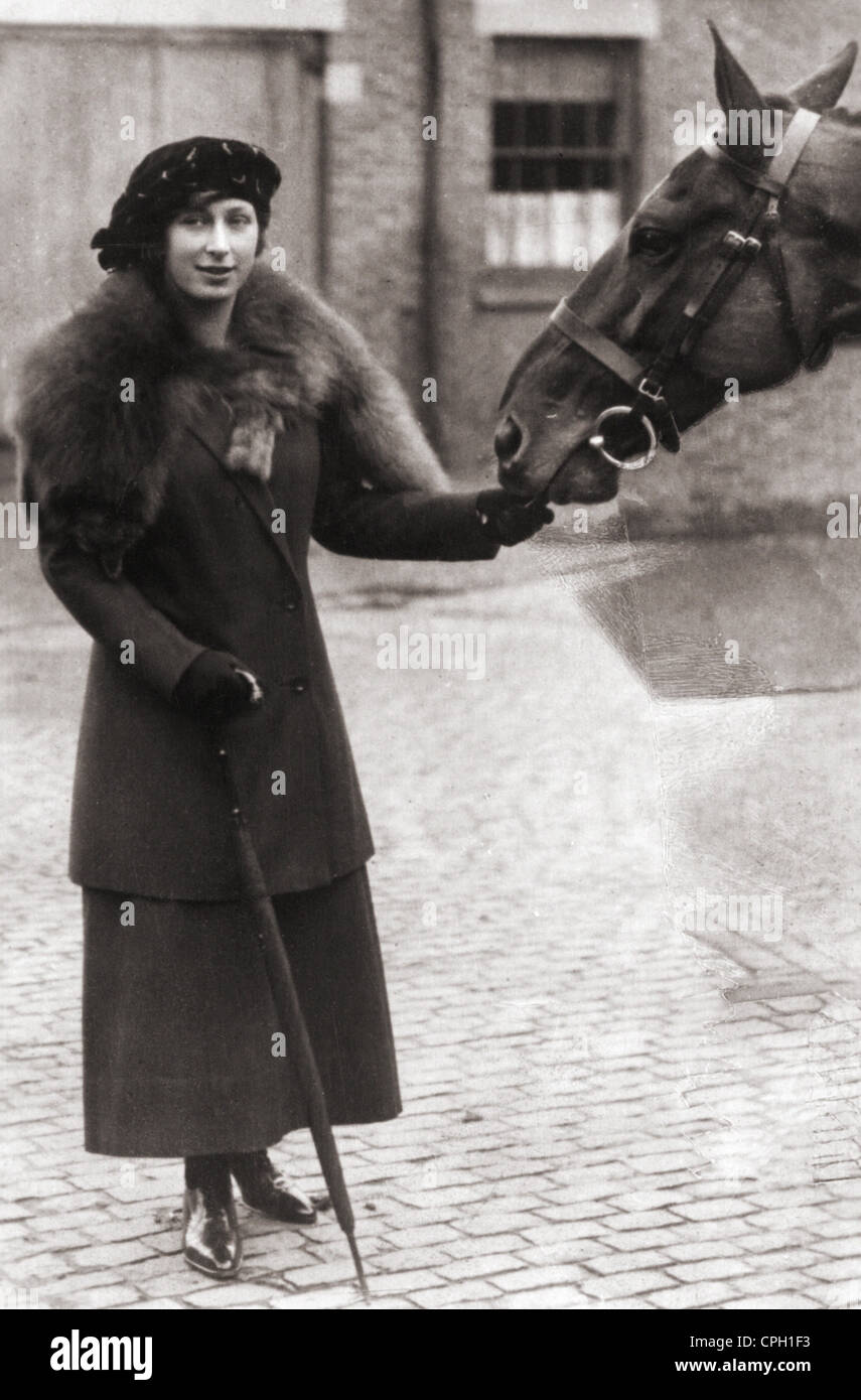 Lascelles, Mary, Countess Harewood, 25.4.1897 - 28.3.1965, full length, with horse, picture postcard, J. Beagles and Co., circa 1925, , Stock Photo