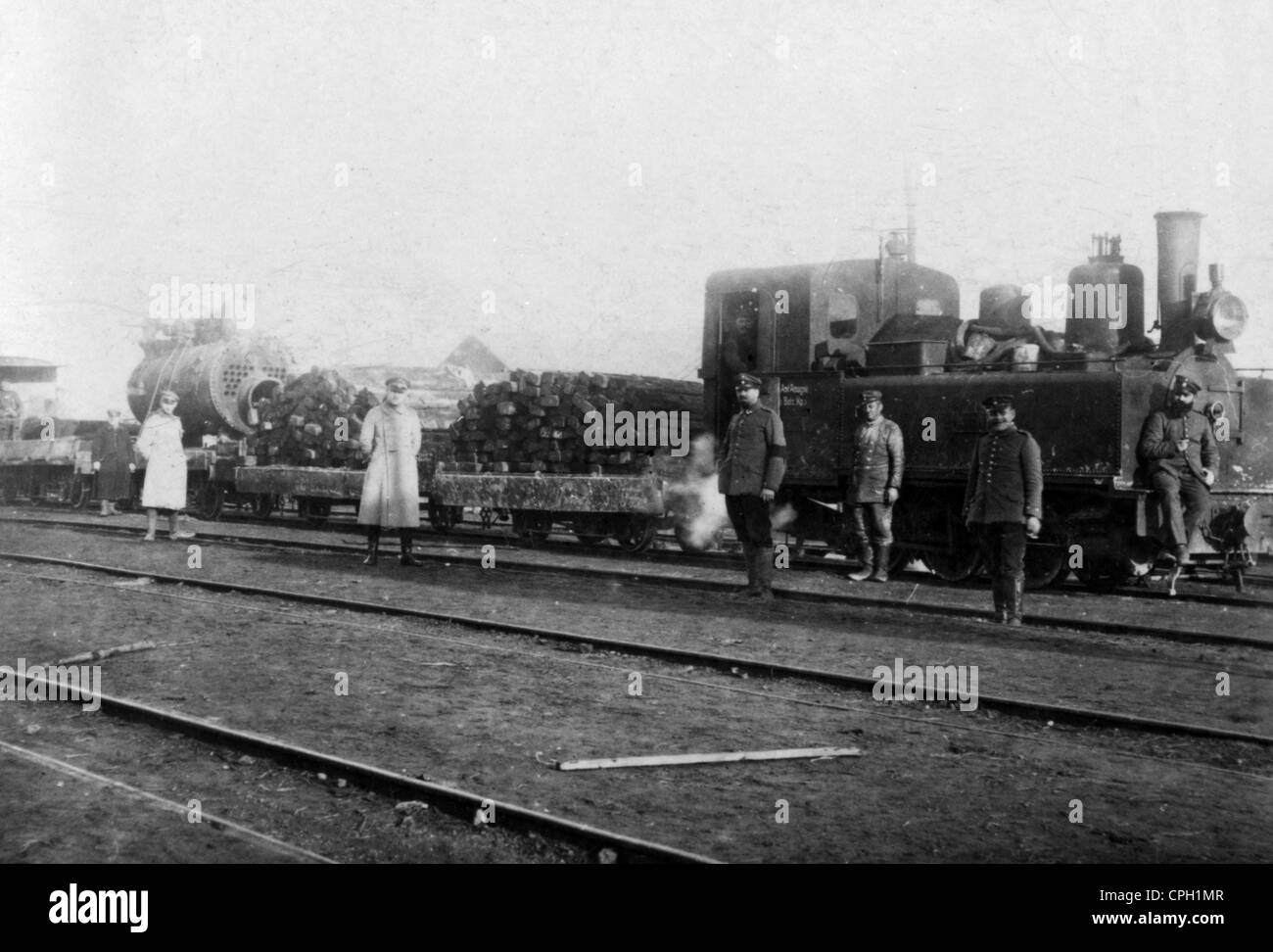 events, First World War / WWI, Western Front 1915 - 1918, German light railway with construction material, France, 28.12.1915, 20th century, historic, historical, 1910s, 10s, army, military, Germany, German Reich, Empire, engineers, steam locomotive, locomotives, narrow-gauge, narrow gauge, soldiers, goods, freight train, rear area, people, Additional-Rights-Clearences-Not Available