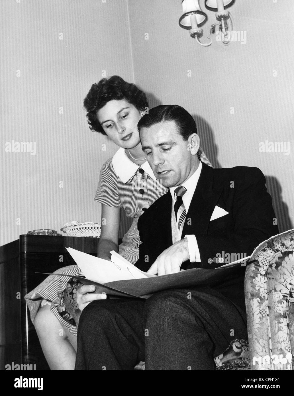 Wisdom, Norman, 4.2.1915 - 4.10.2010, British actor, half length, with his wife Freda Simpson, at home, running through a new script, 1955, Stock Photo