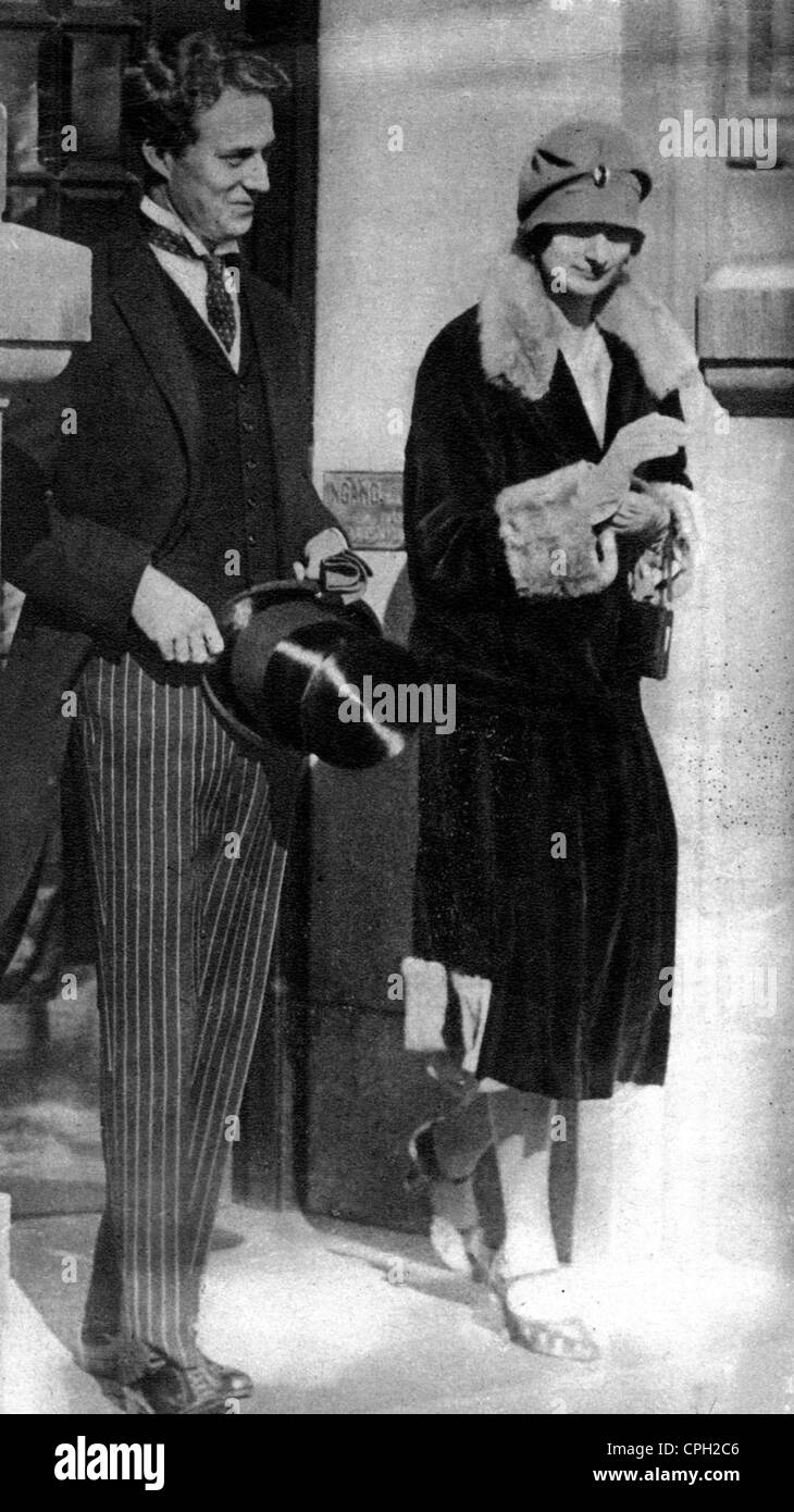 Leopold III, 3.11.1901 - 25.9.1983, King of the Belgians 23.2.1934 - 16.7.1951, with fiance Princess Astrid of Sweden, in front of the house no. 5 Hooslagaregatan, Stockholm, 1926, Stock Photo