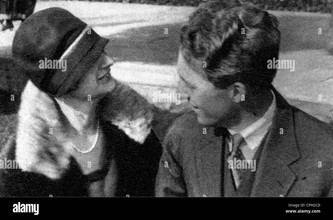 Leopold III, 3.11.1901 - 25.9.1983, King of the Belgians 23.2.1934 - 16.7.1951, with fiance Princess Astrid of Sweden, in the garden of the townhall, Stockholm, 1926, Stock Photo