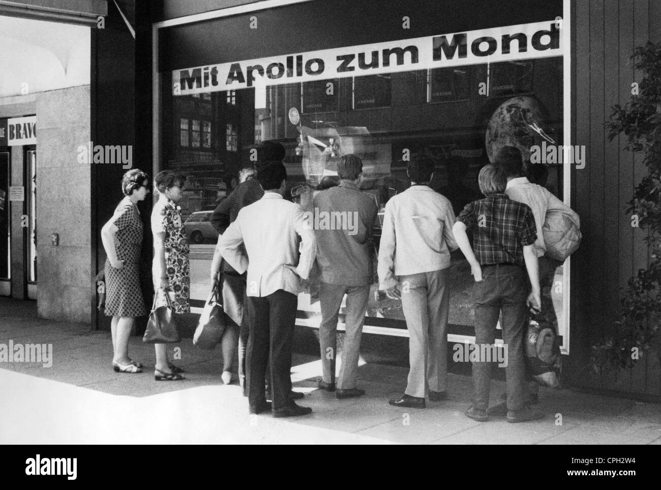 astronautics, missions, Apollo 11, launch, people watching the launch on a TV in a display window, Hamburg, 16.7.1969, 'Mit Apollo zum Mond' (With Apollo to the Moon), Additional-Rights-Clearences-Not Available Stock Photo