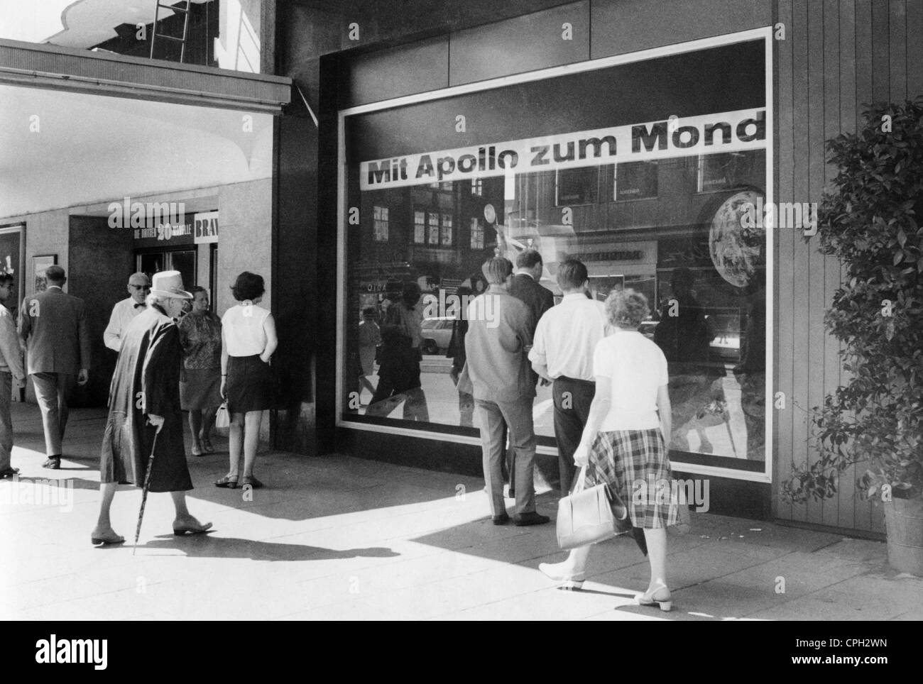 astronautics, missions, Apollo 11, launch, people watching the launch on a TV in a display window, Hamburg, 16.7.1969, "Mit Apollo zum Mond" (With Apollo to the Moon), Additional-Rights-Clearences-Not Available Stock Photo