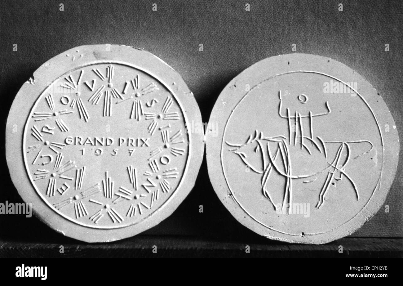 Mettel, Hans, 10.4.1903 - 23.1.1966, German sculptor, works, the medal he created for the composer winning the 'Grand Prix Eurovision 1957' song contest, February 1957, Stock Photo