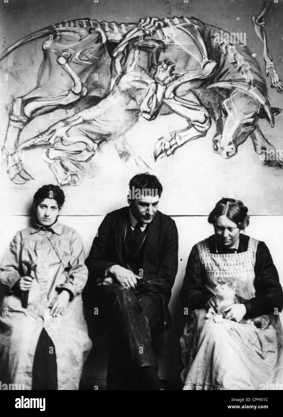 Klee, Paul, 18.12.1879 - 29.6.1940, German painter, printmaker, half length, in front of a painting, with two women, possibly his wife Lily and the sculptor Clara Westhoff, circa 1910, Stock Photo