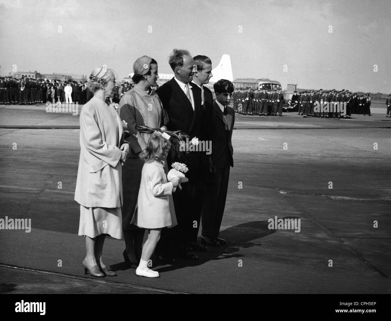 Leopold III, 3.11.1901 - 25.9.1983, King of the Belgians 23.2.1934 - 16.7.1951, with family at the airport, departure of King Baudoin, 1950s, Stock Photo