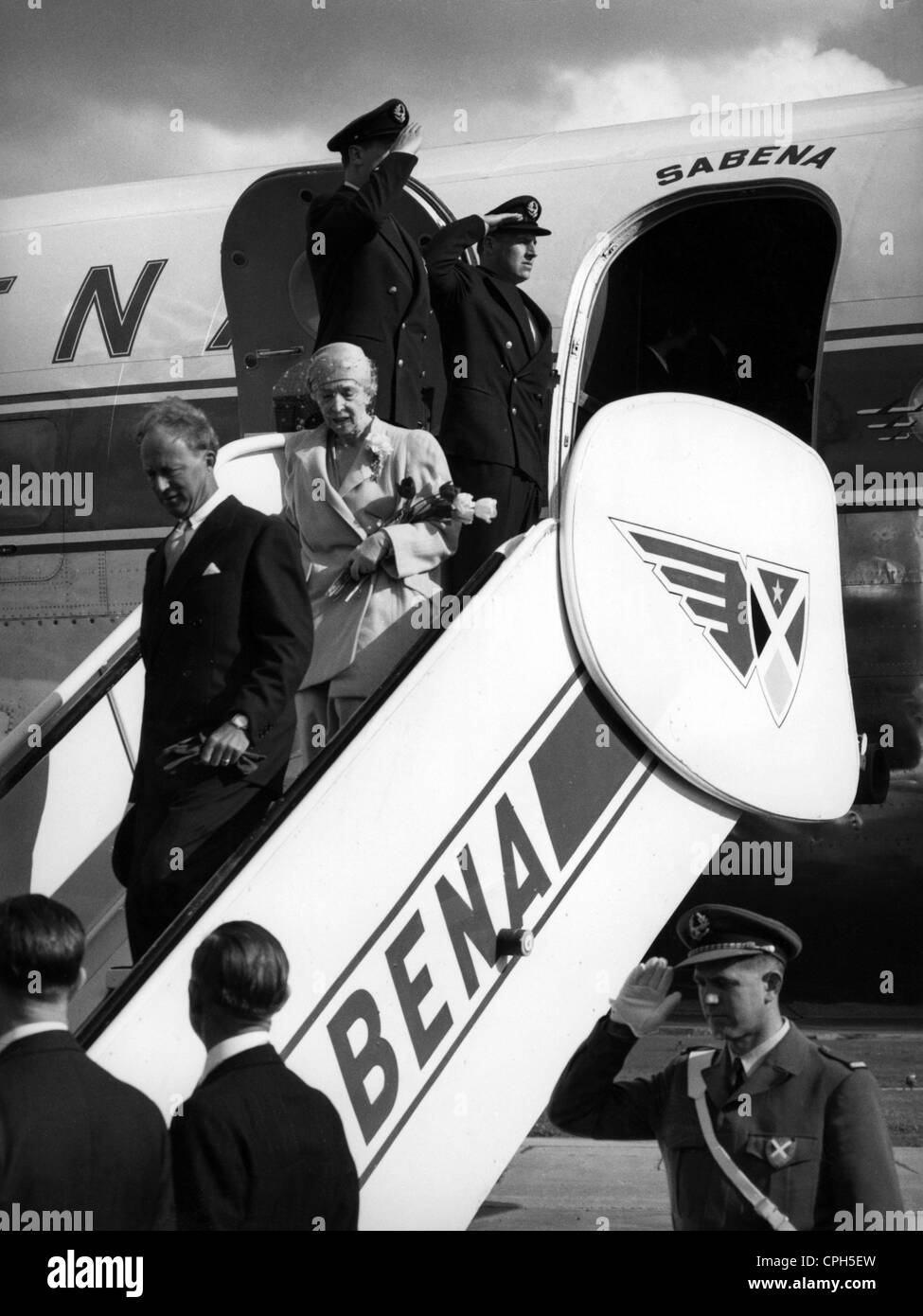 Leopold III, 3.11.1901 - 25.9.1983, King of the Belgians 23.2.1934 - 16.7.1951, with Queen Mother Elizabeth, leaving the Royal Airplane, departure of King Baudoin, 1950s, Stock Photo