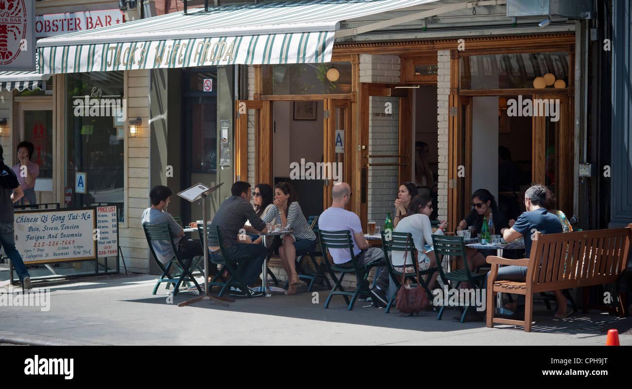 Diners brunch al fresco in the Soho neighborhood of New York on Sunday, May 20, 2012. (© Richard
