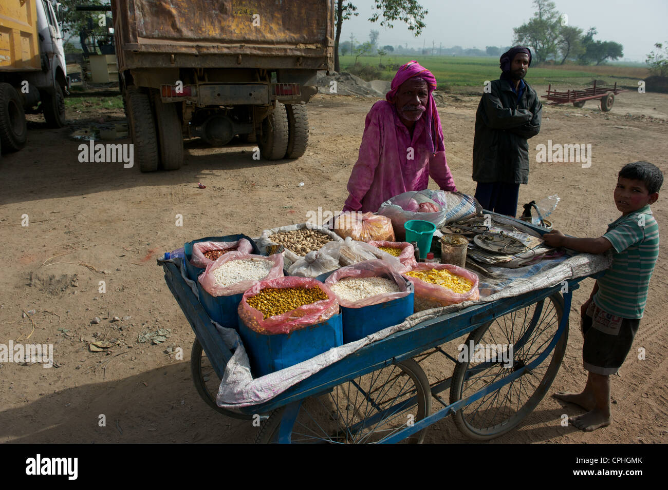 Peanut vendor during Holi festival, Bihar, India Stock Photo