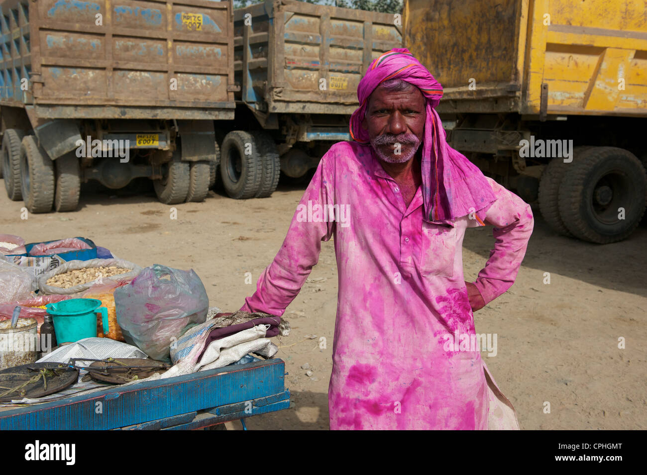 Peanut vendor during Holi festival, Bihar, India Stock Photo