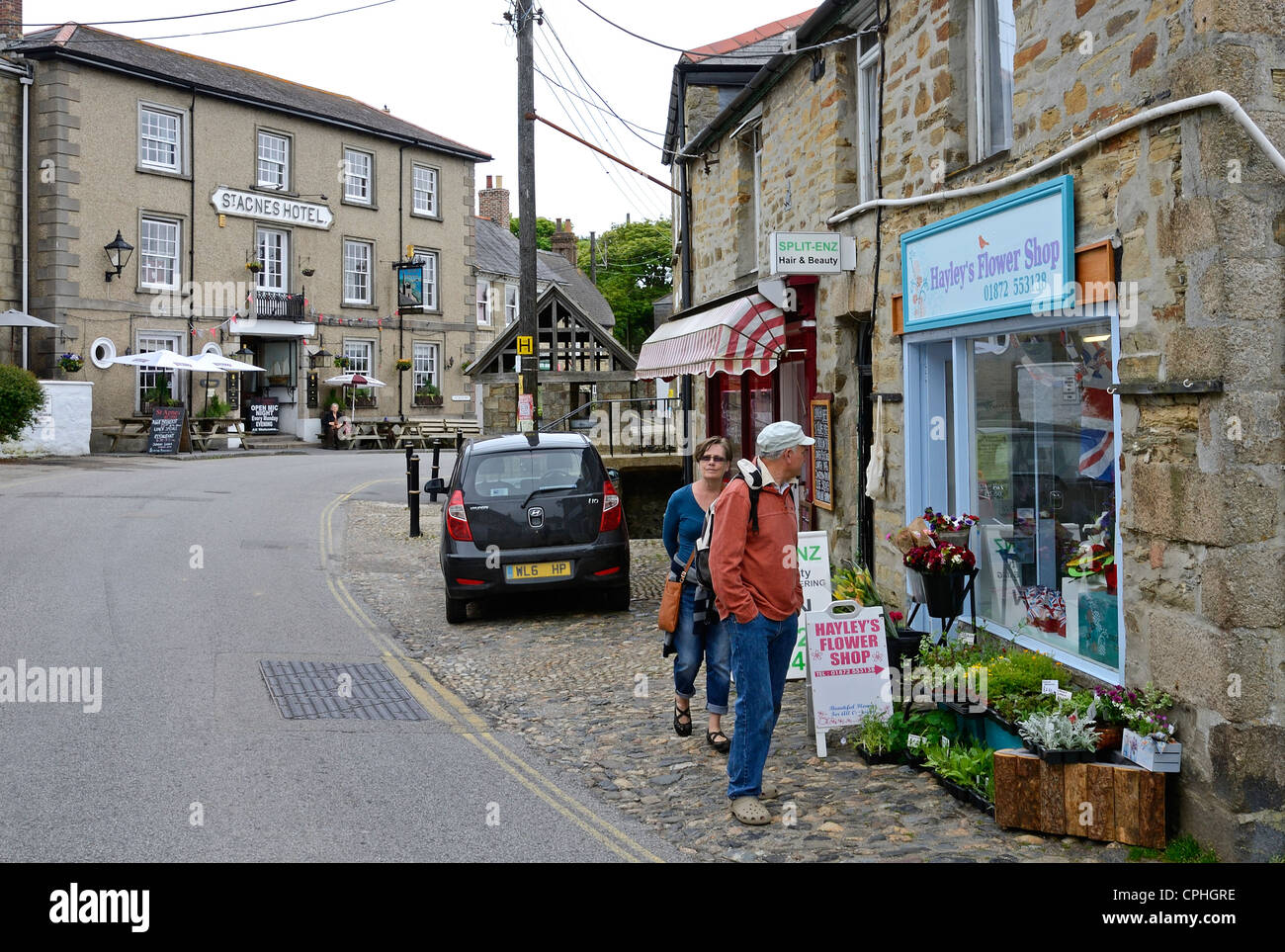Tourists shopping in the cornish village of St..Agnes, Cornwall, England, UK Stock Photo