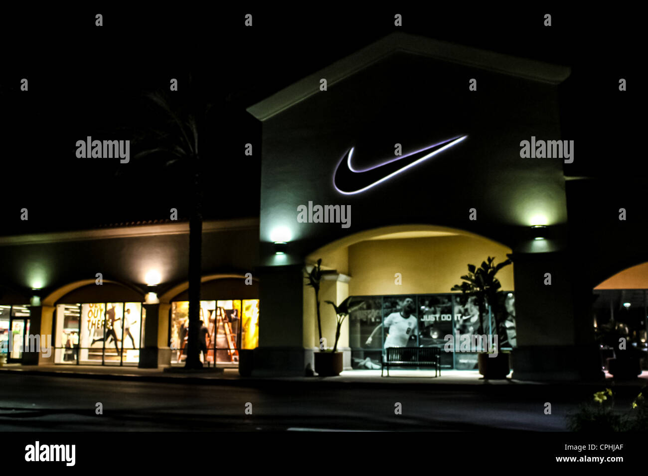 outlet nike california